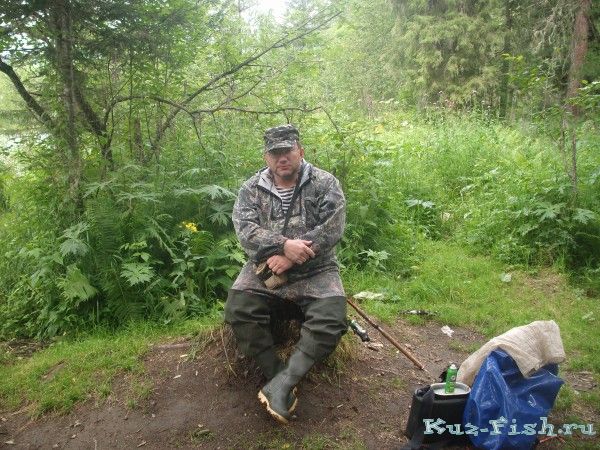 На берегу возле лодочной