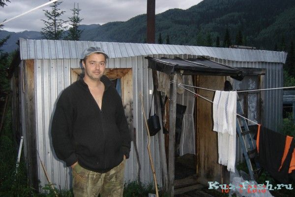 У домика